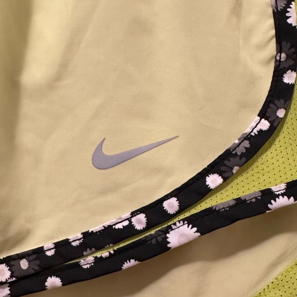 Nike Running Shorts with liner - Picture 2 of 4